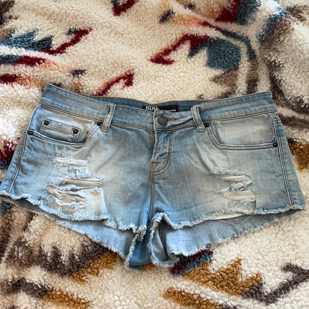 BDG URBAN OUTFITTERS SUPER SHORT DISTRESSED SHORTS